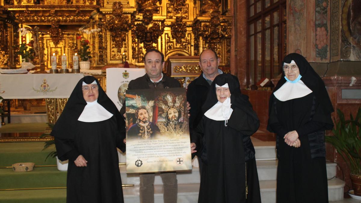 Las monjas, junto a los hermanos mayores de las dos cofradías de San Francisco de Baena, el pasado mes de enero.