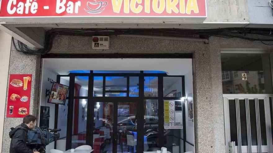 Policías de paisano la detuvieron el lunes por la tarde en este bar de su mismo edificio. // Brais Lorenzo