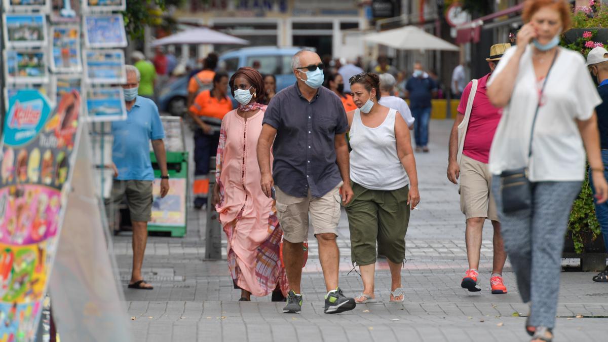 Ciudadanos con mascarilla por la calle en l capital grancanaria.