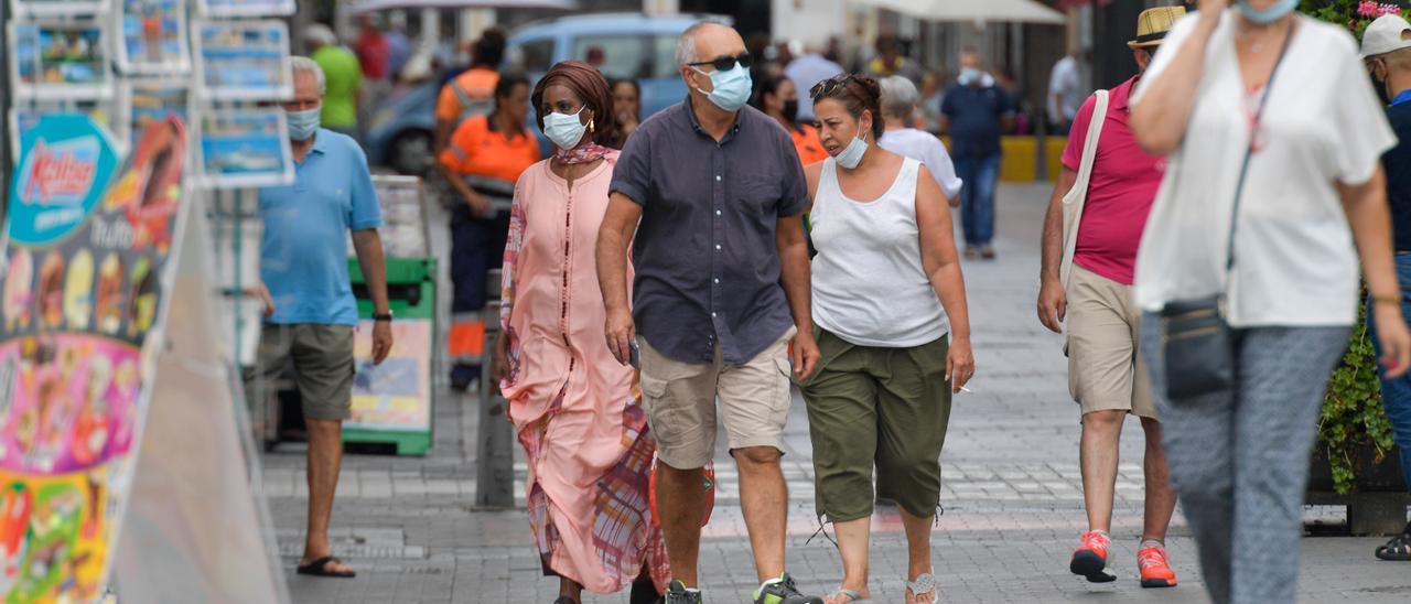 Ciudadanos con mascarilla por la calle en l capital grancanaria.