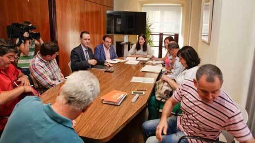 Participantes en una de las últimas reuniones de 2015 de la mesa de seguimiento del pacto &quot;Gijón Más&quot;.