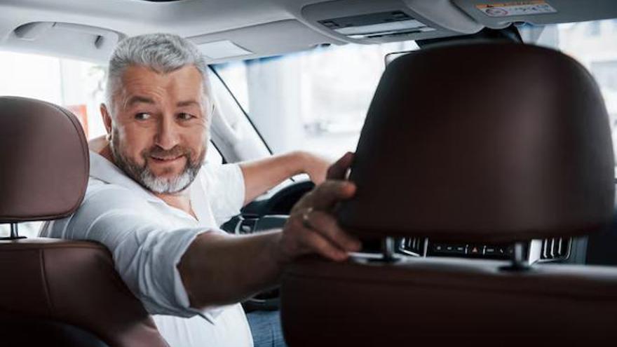 DGT Issues Warning on Strict Legal Limits for Reversing Maneuvers