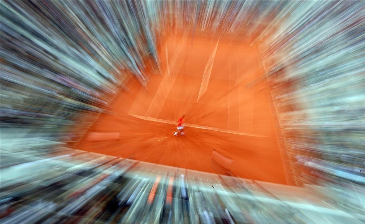 Fotografía con efecto zoom que muestra al tenista serbio Novak Djokovic durante el partido de segunda ronda del torneo de Roland Garrós que le enfrentó al suizo Henri Laaksonenen, en París.