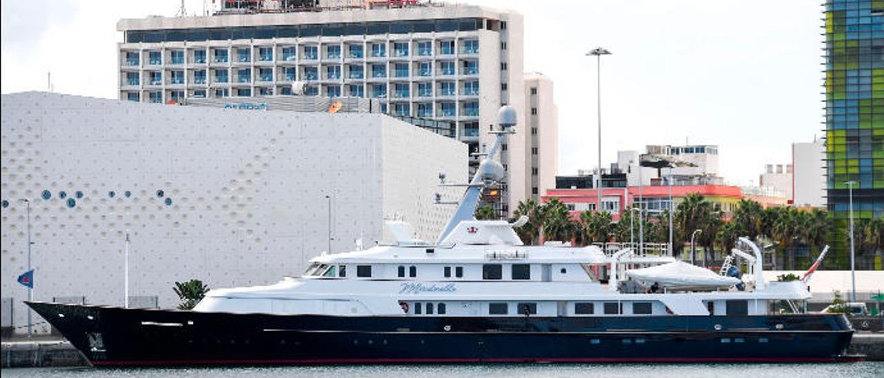 El megayate &#039;Elysian&#039; el pasado octubre en el muelle de Sanapú, este tipo de embarcaciones se han convertido en habituales en la capital.