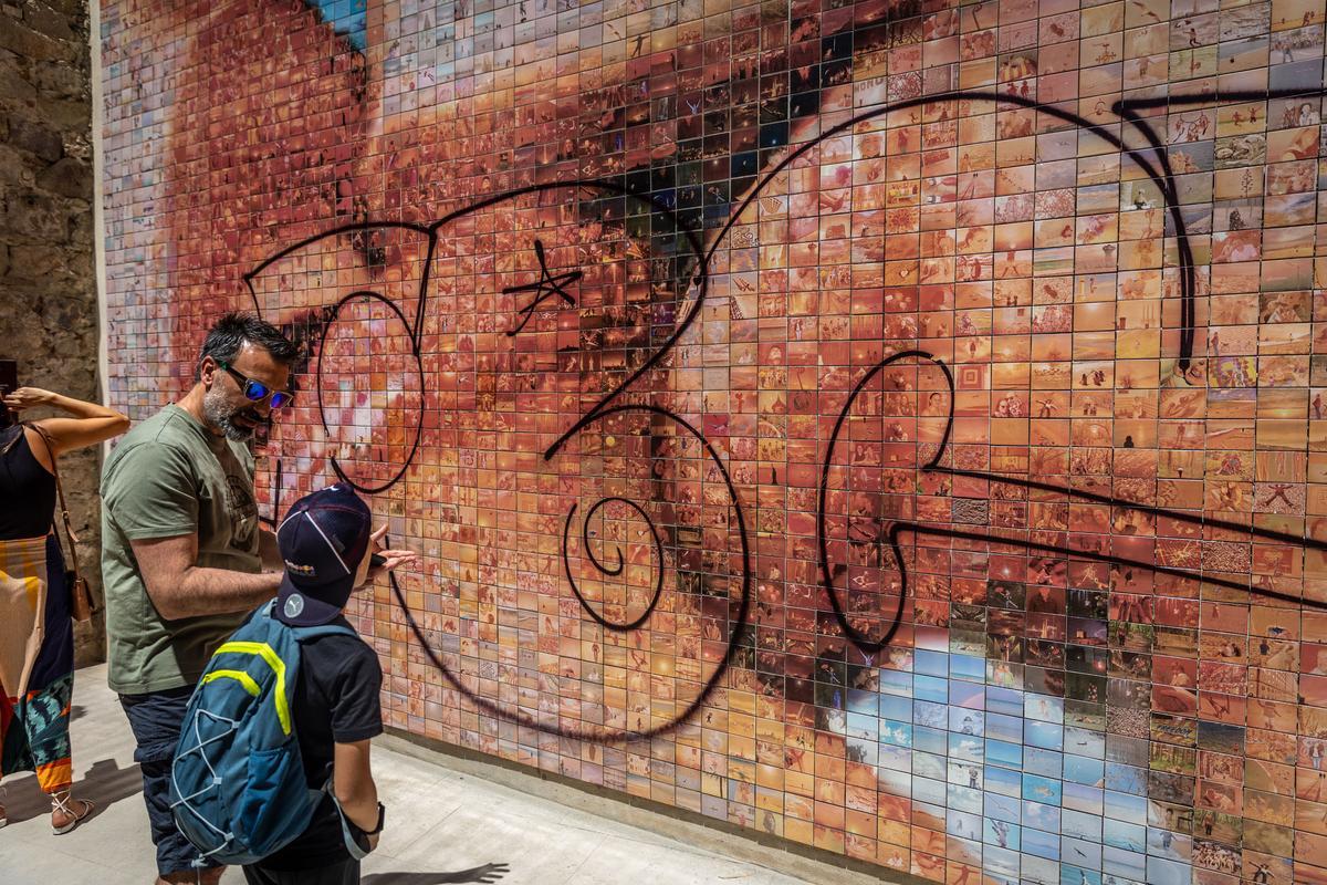 Vandalizado el mural de El beso de Fontcuberta en Barcelona