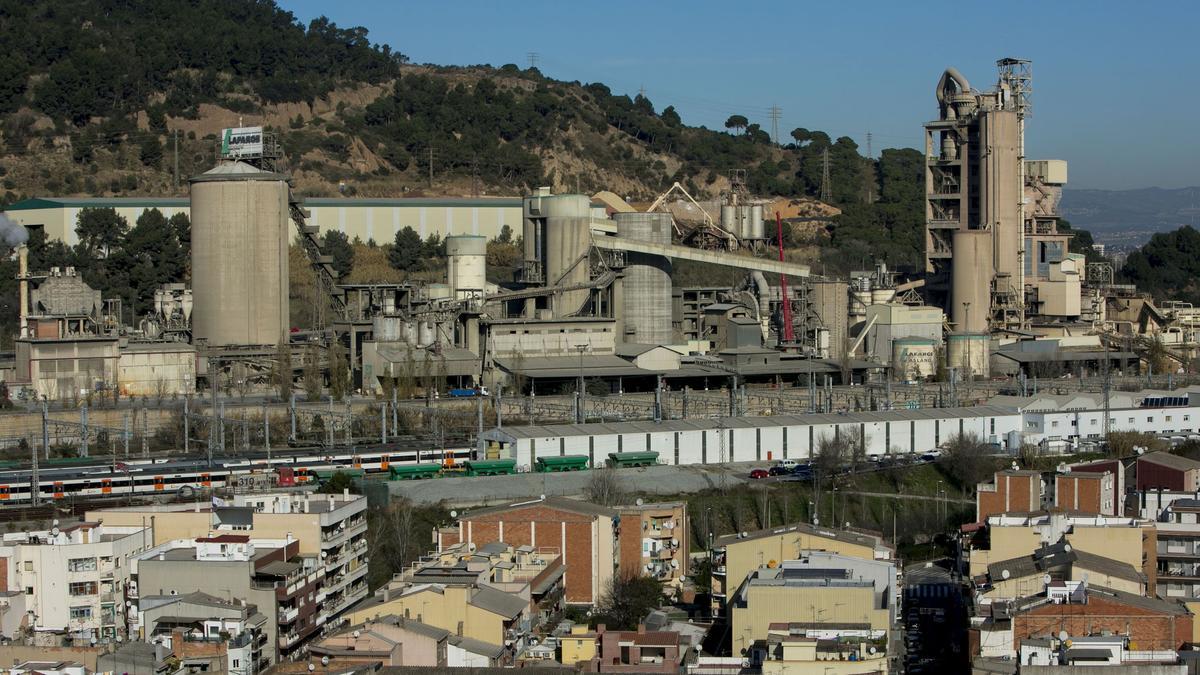 Fábrica de cemento Lafarge en Montcada i Reixac (Vallès Occidental).