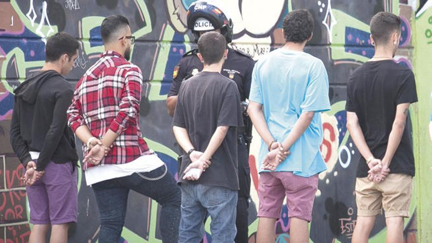La Policía Nacional cachea a unos jóvenes en la capital tinerfeña.