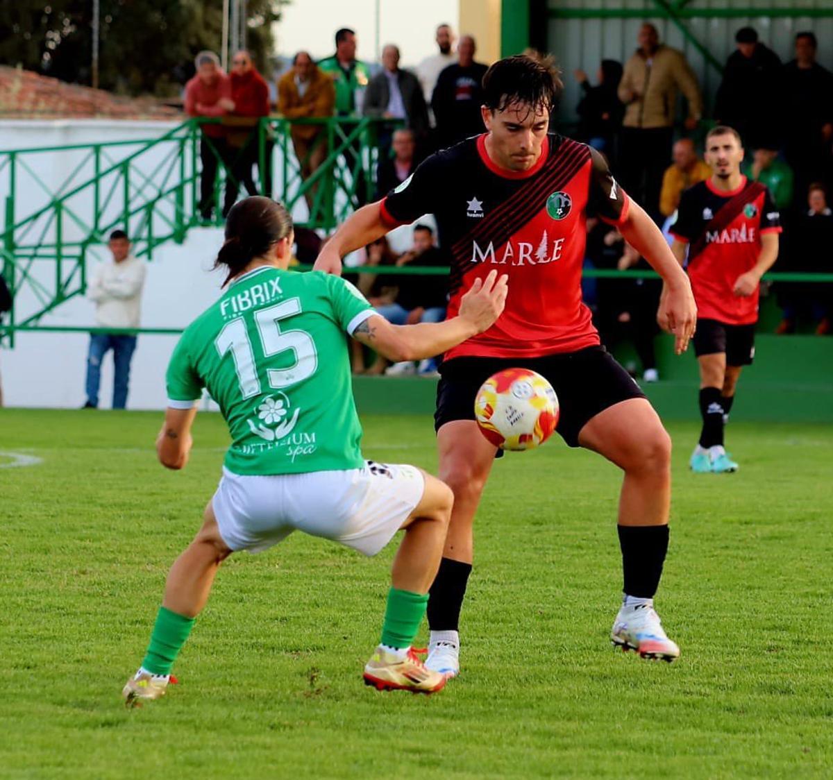 Aparicio y Adolfo disputan el balón en el choque de la primera vuelta.