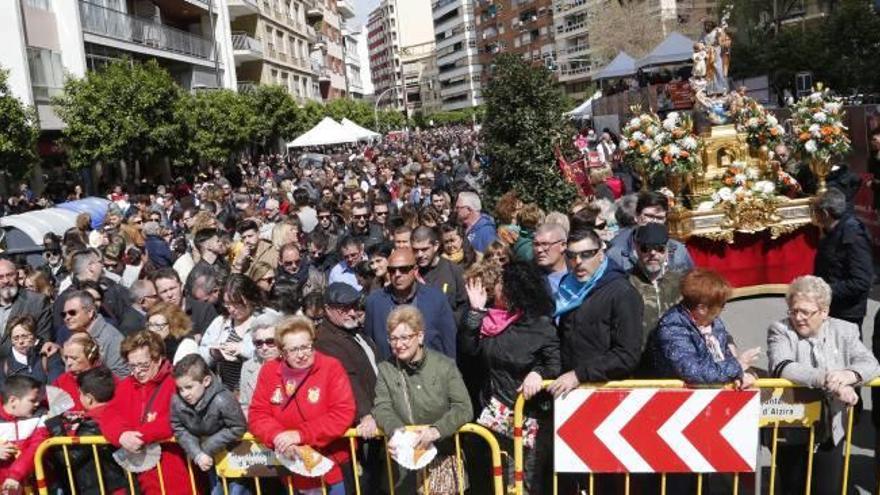 Una gran cantidad de público quiso presenciar, ayer, la última «mascletà» de las fallas de este año en Alzira.