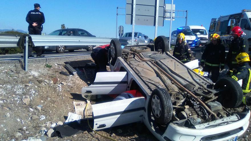 El coche quedaba volcado fuera de la carretera.