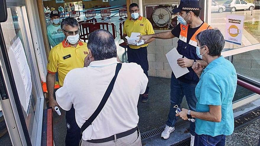 Veïns de Girona fent cua per sotmetre&#039;s a una prova PCR, dijous a Santa Eugènia