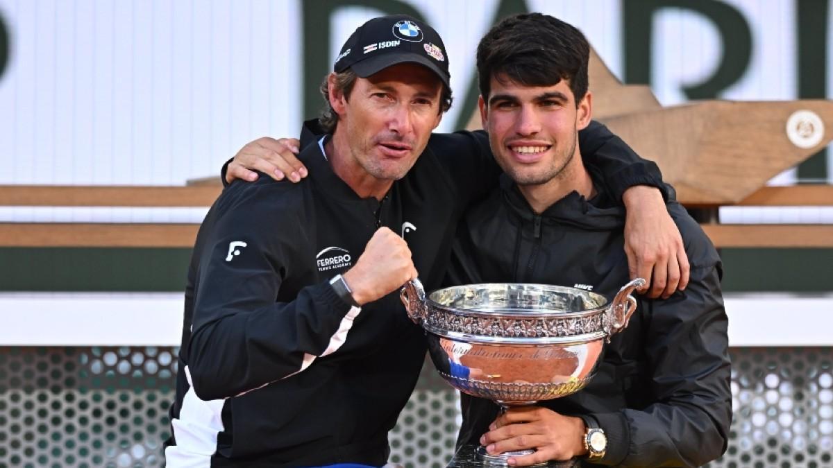 Juan Carlos Ferrero y Carlos Alcaraz tras conseguir el Roland Garros