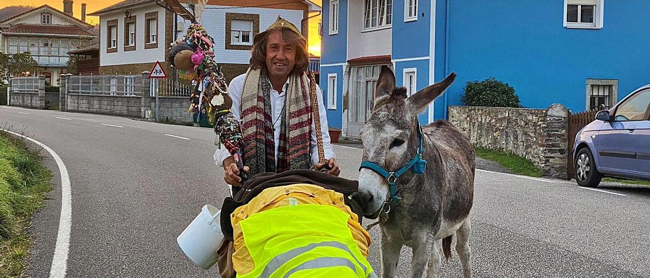 Enrique Balsera, en Santa Marina de Cudillero, con su burro, el jueves. | R. A. M. S.