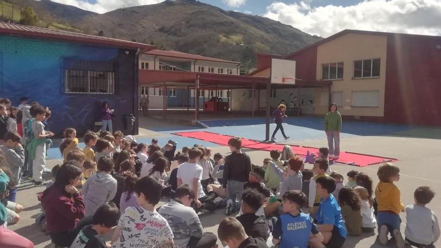 Rosa Fernández, en lo más alto en Morcín: la alpinista descubre en el colegio público su estrella morada de la fama
