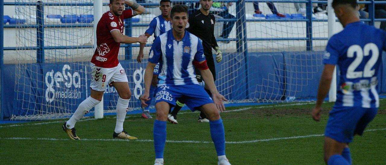 Andrés Carrasco, del Real Murcia, y Ramón Arcas, del Águilas, durante el partido de la primera vuelta en El Rubial.  | PEPE VALERO