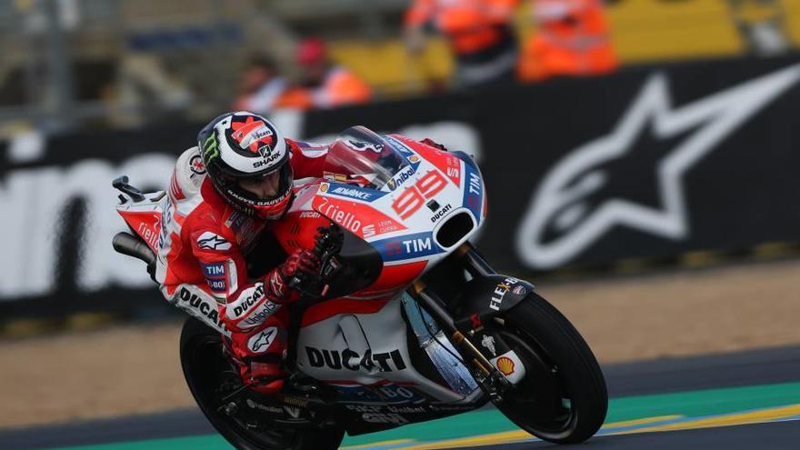 Jorge Lorenzo conduce la Ducati ayer en los libres en el circuito de Le Mans.