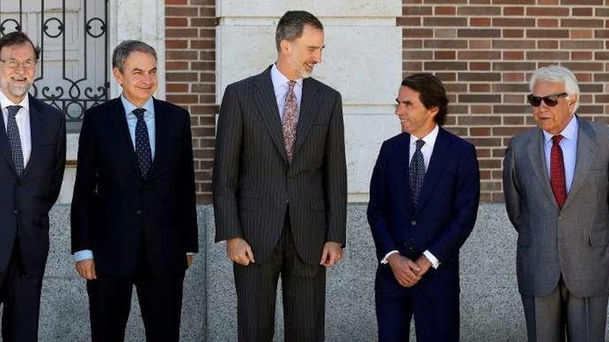 De izquierda a derecha, Mariano Rajoy, José Luis Rodríguez Zapatero, Felipe VI, José María Aznar y Felipe González, ayer, antes de la reunión del patronato del Real Instituto Elcano. // Efe