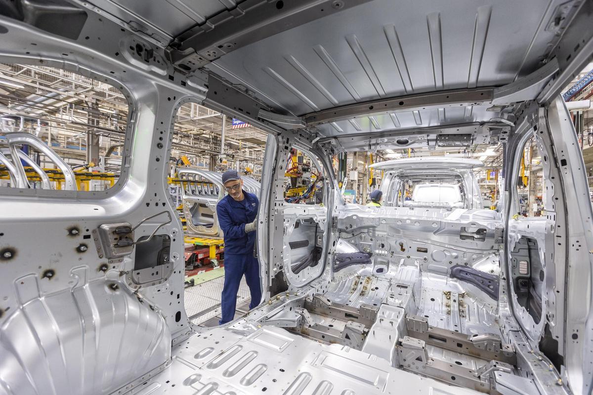 Un trabajador de Stellantis Vigo supervisa el ensamblaje de una de las furgonetas producidas en la factoría.