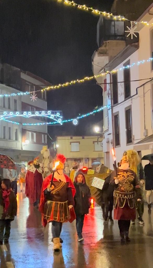 Los Reyes desfilan por Pola de Allande.
