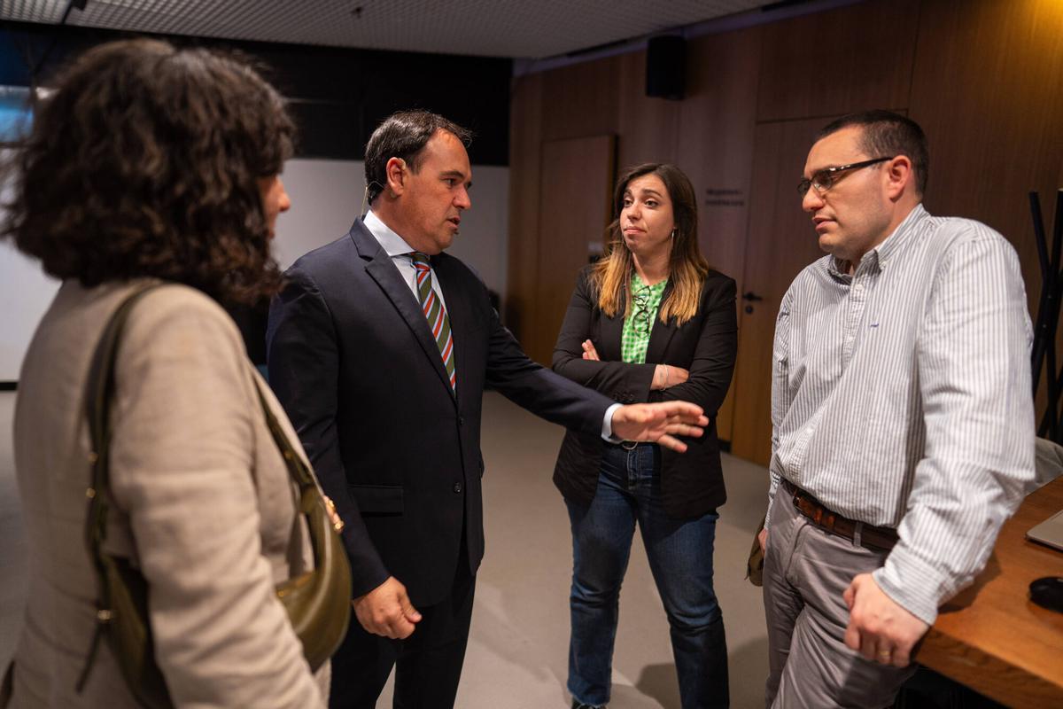 Ambiente del Afterwork en Casa Seat con Juanfran Pérez Llorca. En la foto Gemma Martínez, directora adjunta de El Periódico; José Rico, coordinador de las secciones de Política, Internacional y Economía en El Periódico; Júlia Regué, jefa de Política de El Periódico y Juanfran Pérez Llorca, presidente de la Comunitat Valenciana.