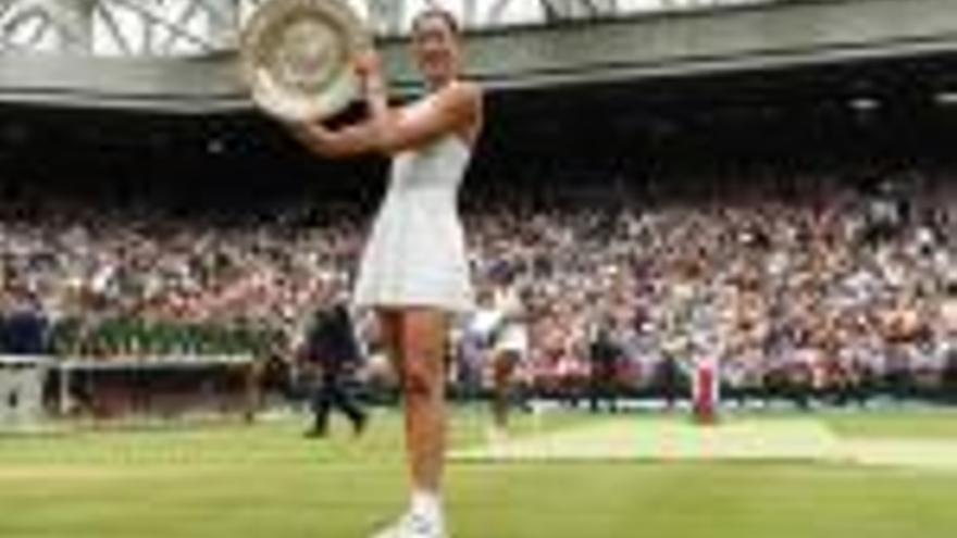 Garbiñe Muguruza, amb el títol de campiona del Grand Slam de Wimbledon.