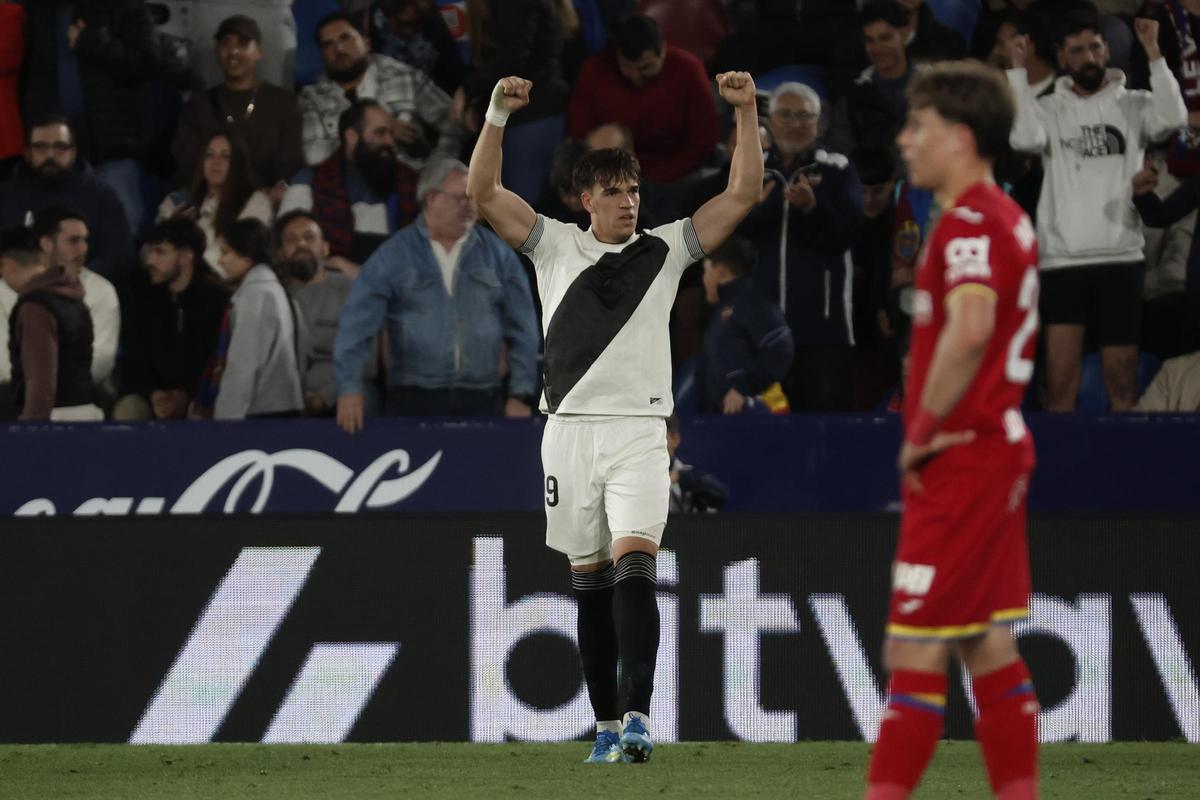 Carlos Espí celebra el gol del triunfo del Levante.