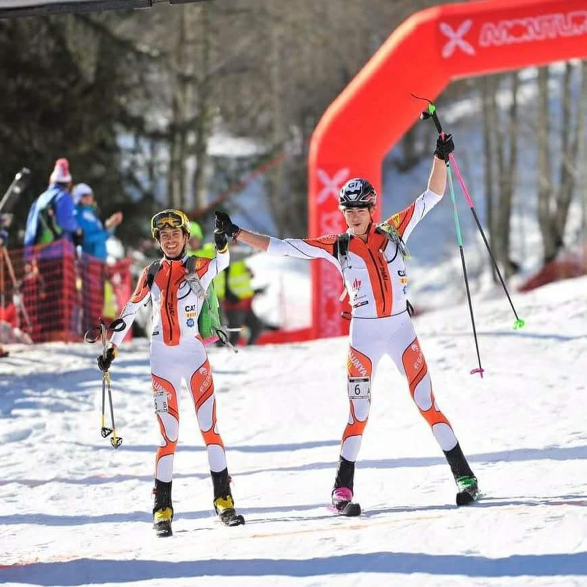 Los hermanos Cardona celebran un triunfo.