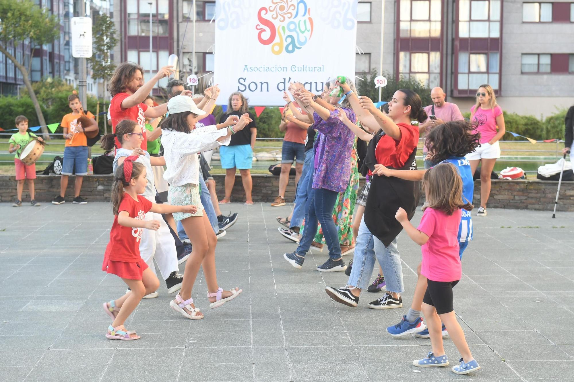 La Asociación cultural Son d’aquí celebró su décimo aniversario en la plaza de los Abuelos de Monte Alto