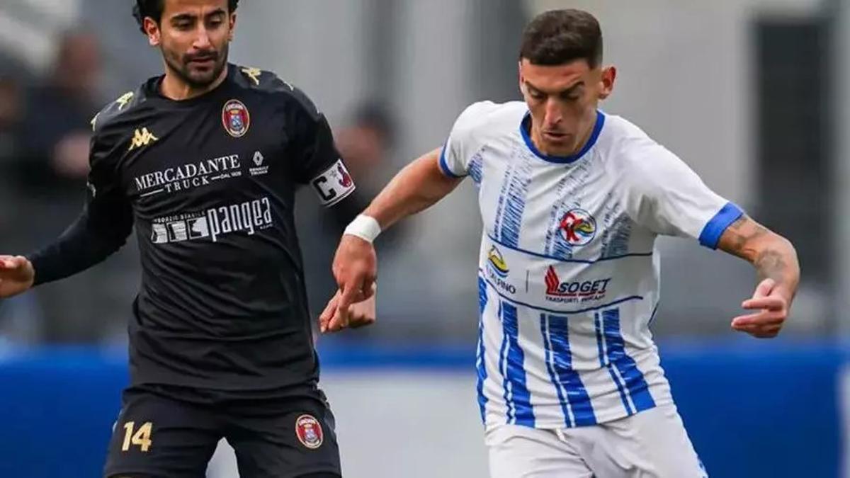 A la derecha, Álex Prendes con la camiseta del Delfino Curi.