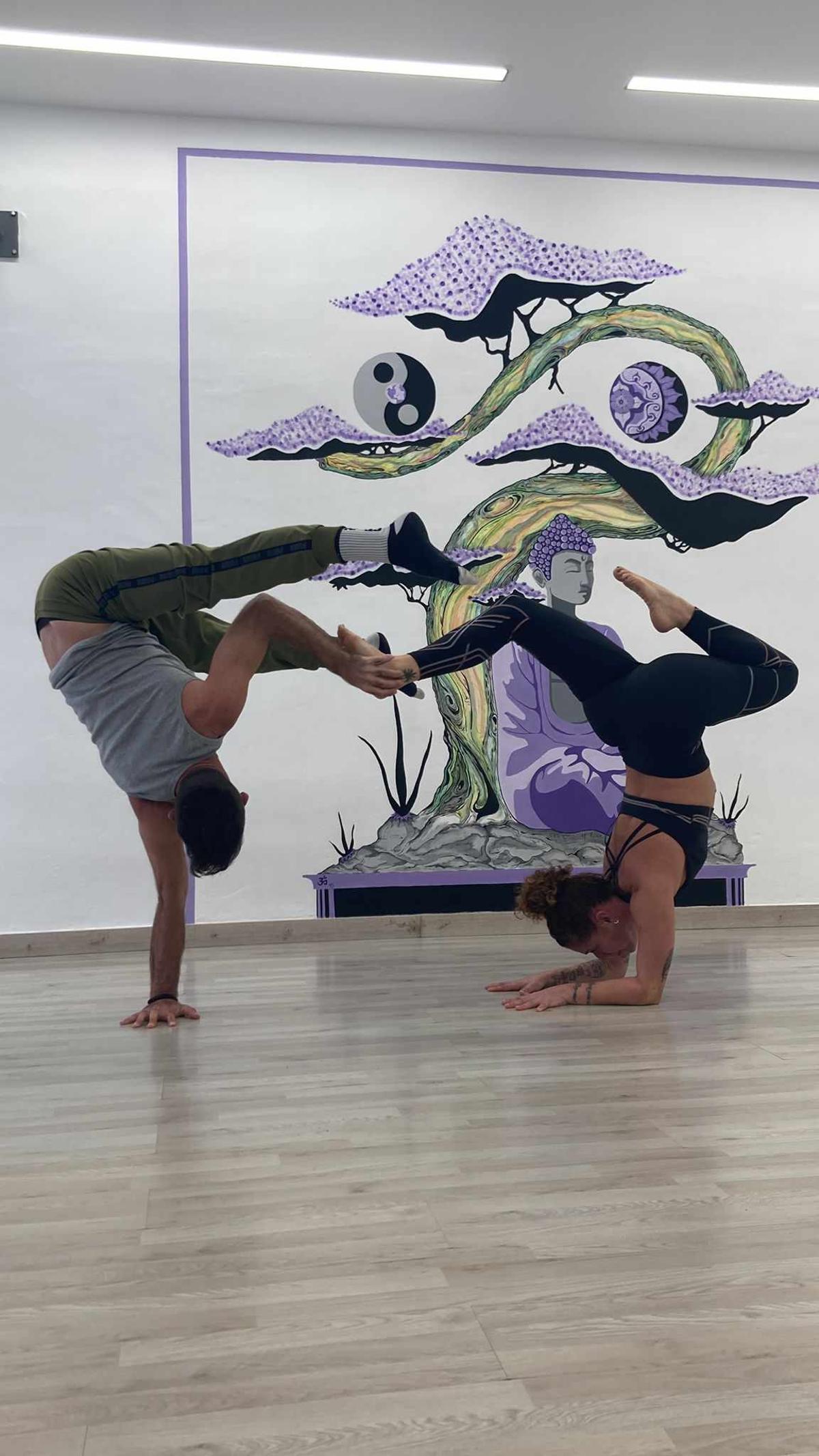 Alfonso Garallar y Rosa Cayarga, en una invertida de yoga