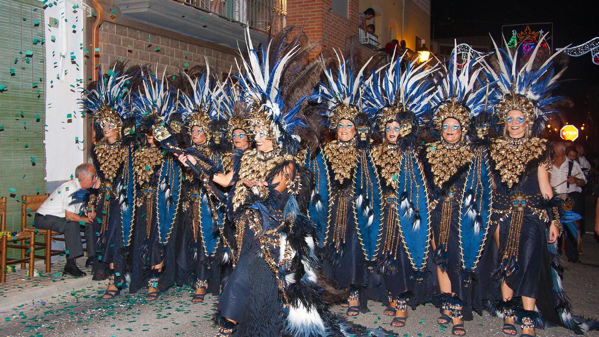 Una comparsa desfilando en las fiestas de Aielo de Malferit, en una imagen de archivo.