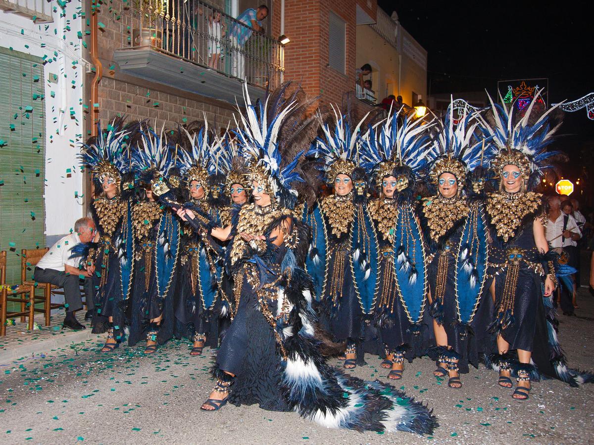 Una comparsa desfilando en las fiestas de Aielo de Malferit, en una imagen de archivo.