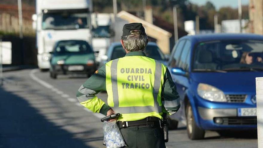 Un agente de la Guardia Civil de Tráfico durante un control en carretera. // Rafa Vázquez