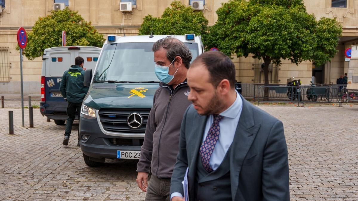 En libertad con cargos el exconcejal Rafael Pineda tras no declarar por la trama urbanística.