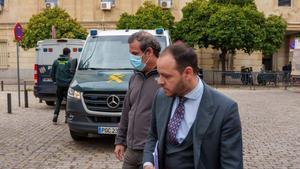 En libertad con cargos el exconcejal Rafael Pineda tras no declarar por la trama urbanística.