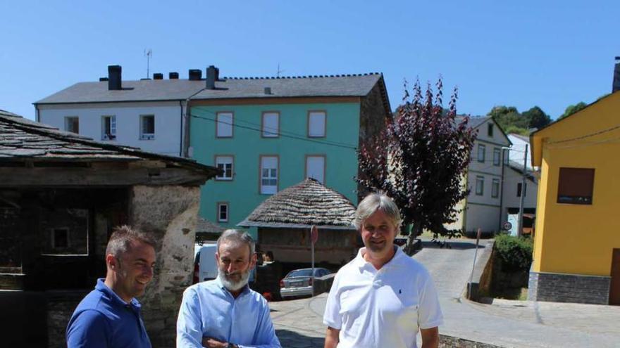 El alcalde de Villanueva, José Antonio González Braña; el teniente de alcalde de San Martín, José Jardón Queipo, y el regidor santallés, Marcos Niño, en el centro de San Martín, con parte del material.