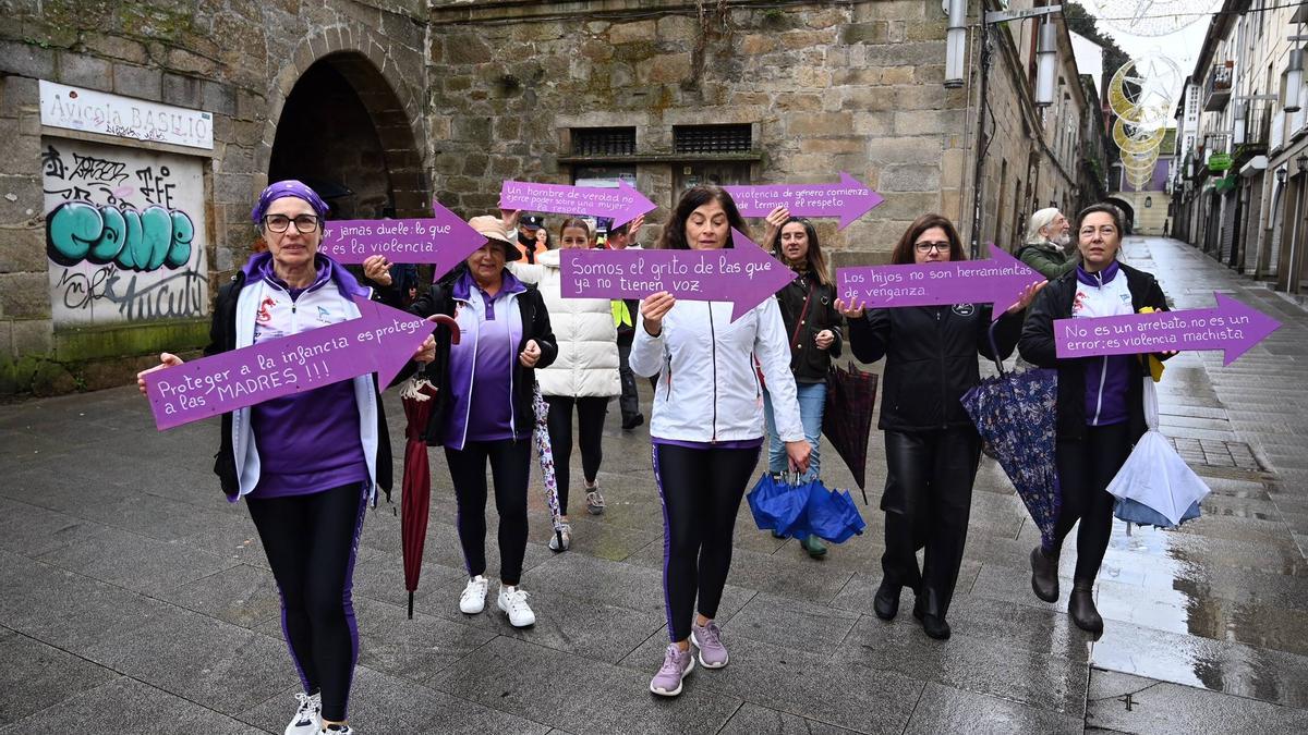 Participantes en el Camino Violeta, una acción convocada por la Asociación de Amigos de la Pontevedrada.
