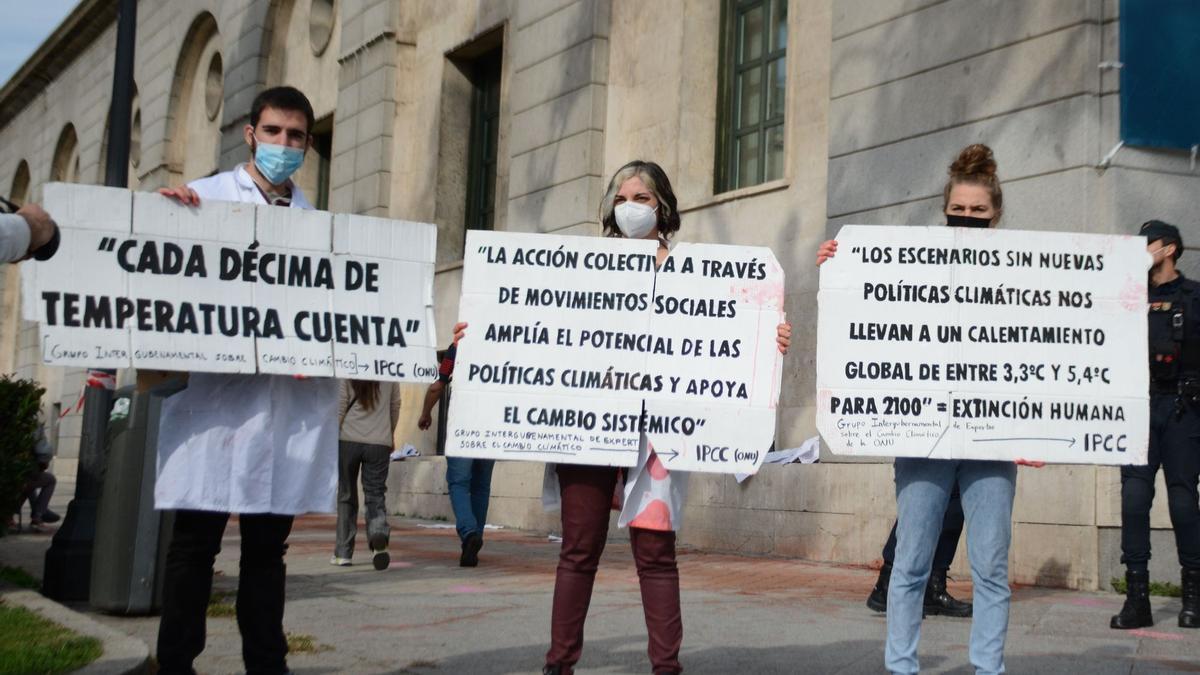 Científicos españoles sujetando pancartas en una acción de desobediencia civil frente al Ministerio de Transición Ecológica y Reto Demográfico el pasado 21 de octubre. En el centro Elena González Egea.