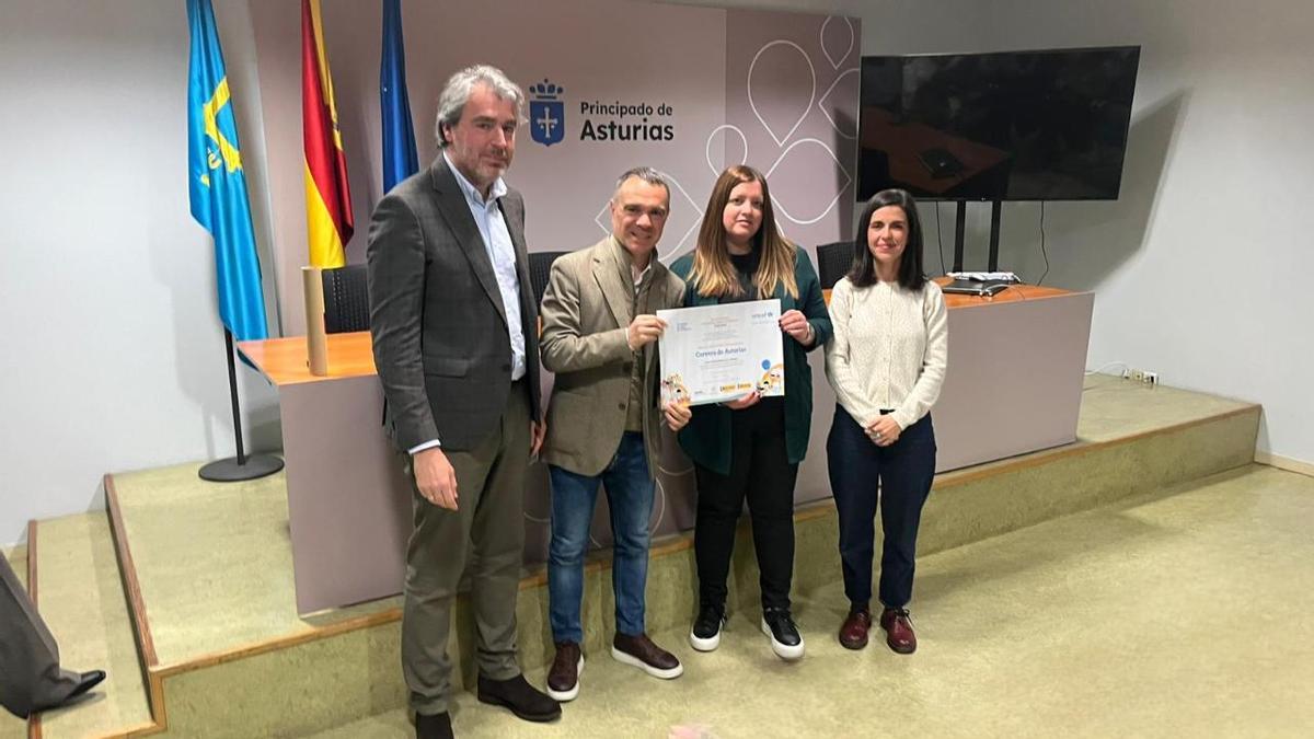 Ignacio Calviño (Presidente de UNICEF Asturias),; Iván Fernández (alcalde de Corvera); Paula Morán (Técnico de Juventud del Ayuntamiento de Corvera); Clara Sierra (directora general de Infancia y Familias del Principado)