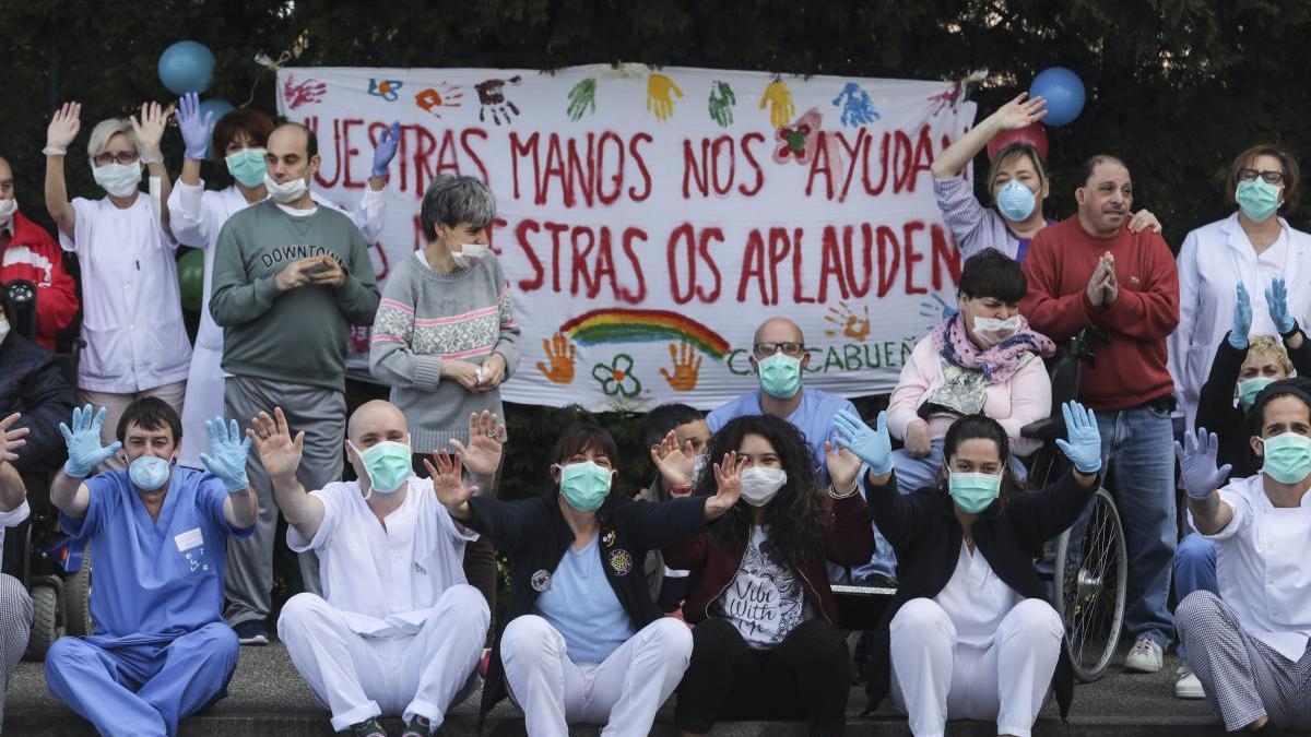 Usuarios y trabajadores del centro,en el acto de la discordia.