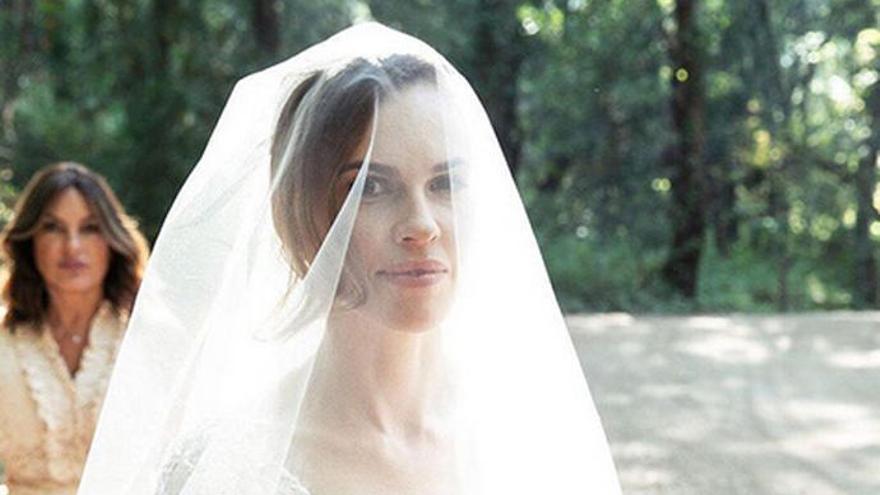 La actriz Hilary Swank vestida de novia.