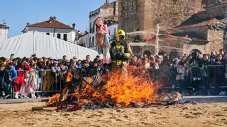 ¿Cuál es la historia de la fiesta de Las Lavanderas y la quema del Pelele en Cáceres?