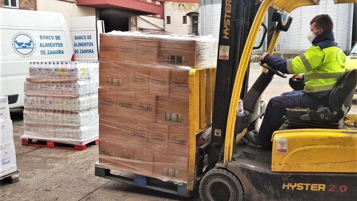 Entrega de los productos donados por Cobadu al Banco de Alimentos.