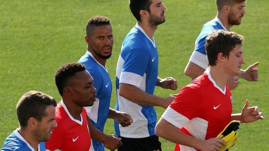 Eliseu, junto a sus compañeros en un entrenamiento la pasada semana.