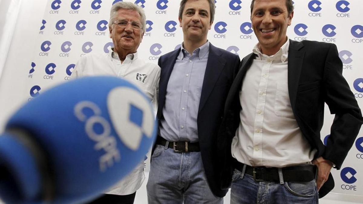 Los periodistas Pepe Domingo Castaño, Manolo Lama y Paco González, durante la presentación del equipo de Deportes de la Cadena COPE.