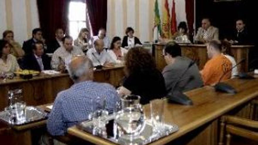 PP y PSOE instan al Gobierno a pagar el arreglo del María Luisa