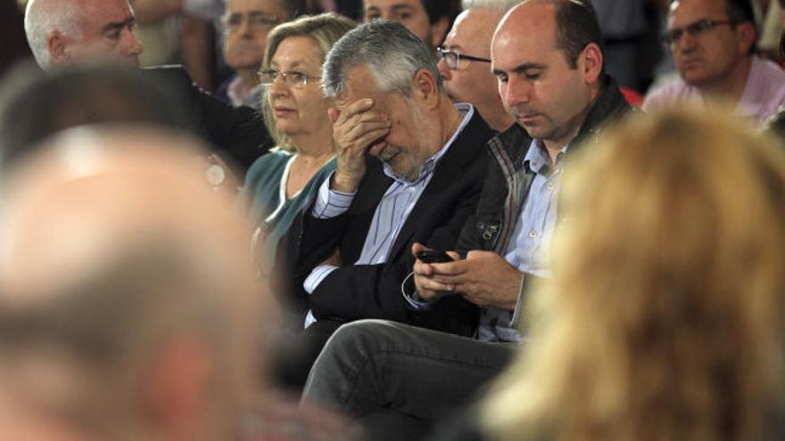 El presidente de la Junta de Andalucía, José Antonio Griñan (c); su esposa, María Teresa Caravaca (i), el secretario de Organización del PSOE de Málaga, Francisco Conejo (d), durante el primer acto público del presidente tras las elecciones autonómicas, un encuentro con cargos orgánicos e institucionales y militantes socialistas.