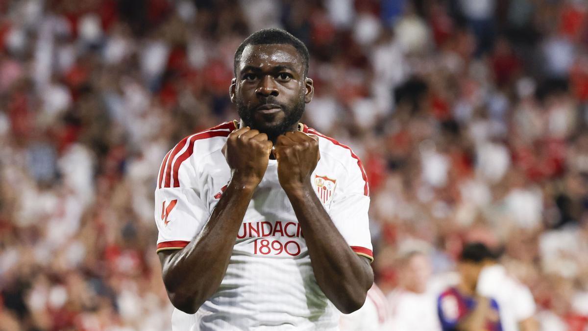 Youssouf Fofana celebra tras marcar el 1-0 durante el partido de LaLiga entre el Sevilla FC y FC Barcelona celebrado este sábado en el estadio Sánchez-Pizjuán
