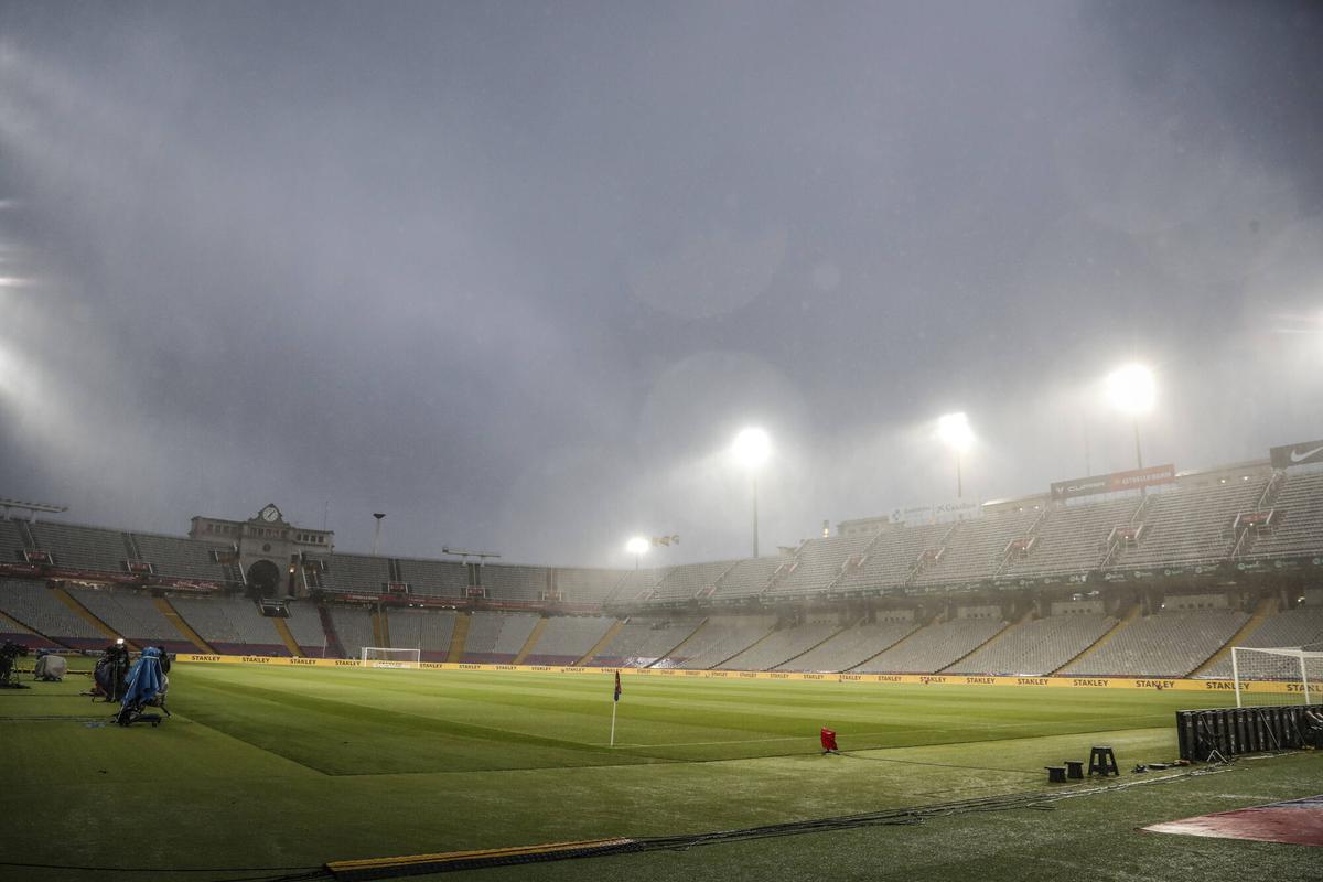 Imágenes de las gradas vacías por el aguacero antes del FC Barcelona-Valencia de la Liga 2023-24.