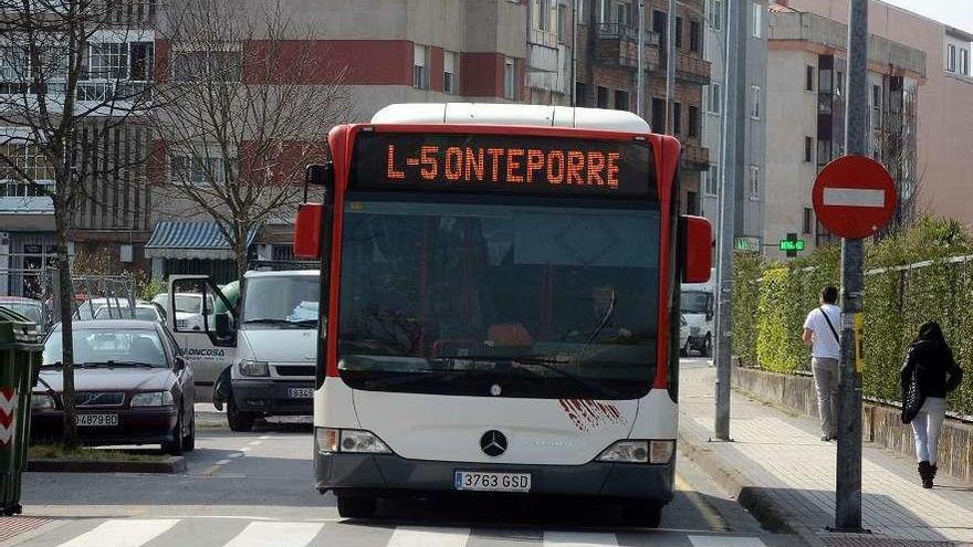 Autobús a Monte Porreiro en el barrio. // Rafa Vázquez